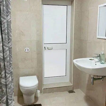 4 Bedroom Maisonette With Private Pool アパート *