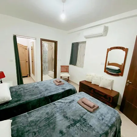 4 Bedroom Maisonette With Private Pool アパート *