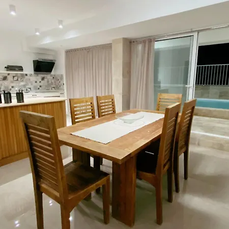 アパート 4 Bedroom Maisonette With Private Pool