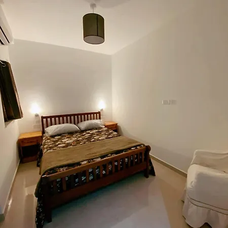 Apartment 4 Bedroom Maisonette With Private Pool Għajnsielem