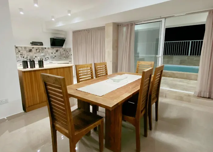 Διαμέρισμα 4 Bedroom Maisonette With Private Pool