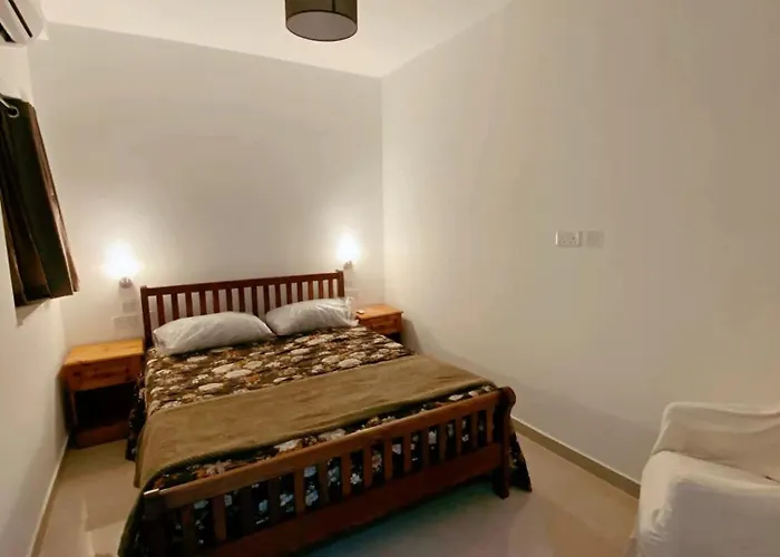 Διαμέρισμα 4 Bedroom Maisonette With Private Pool Għajnsielem